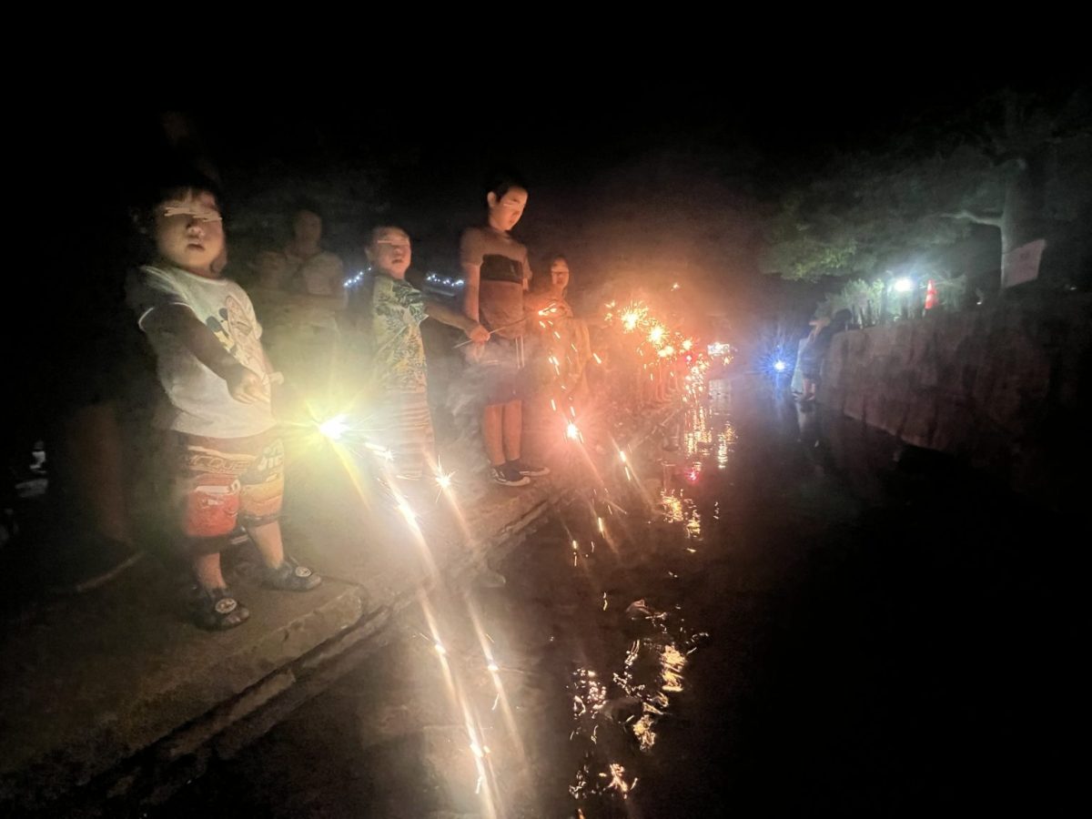 安全に配慮して、1列に並んで花火をします