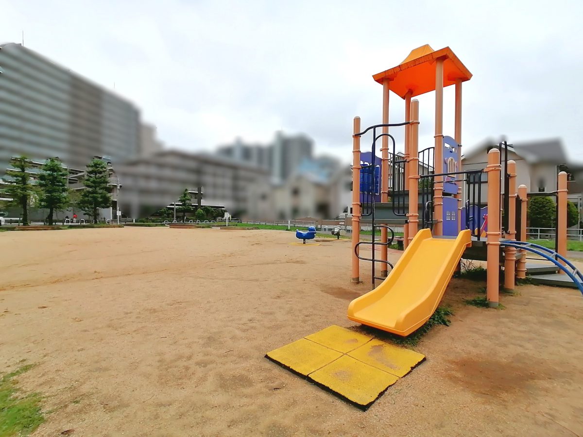 入ってみると結構敷地が広い。思い切り走り回れます。