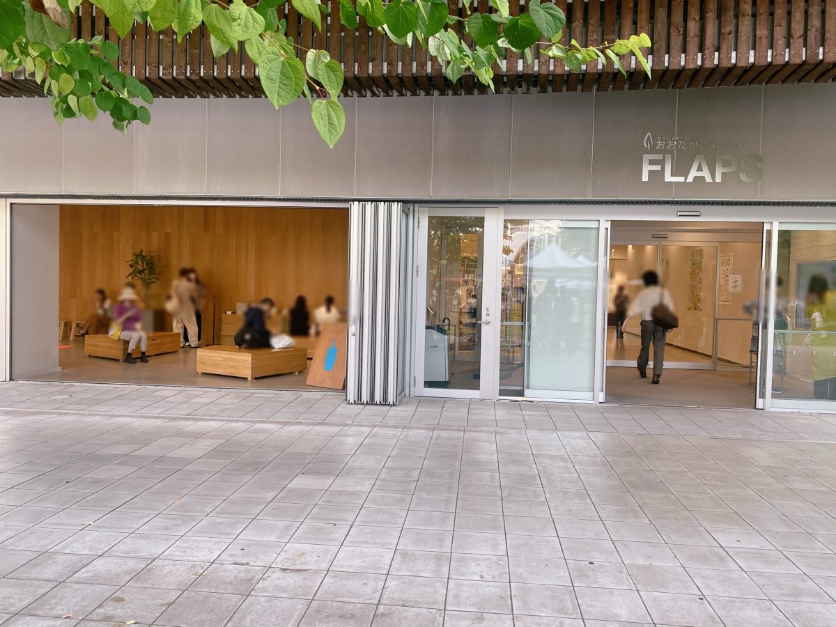 FLAPS1階のイベントスペースでは ブルーボトルのグッズ販売や 靴を脱いでくつろげるキッズスペース、 テーブル＆イスも完備されていました