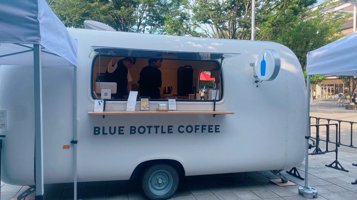 森のまち広場に登場！おしゃれなブルーボトル コーヒートラックが目を引きます♡
