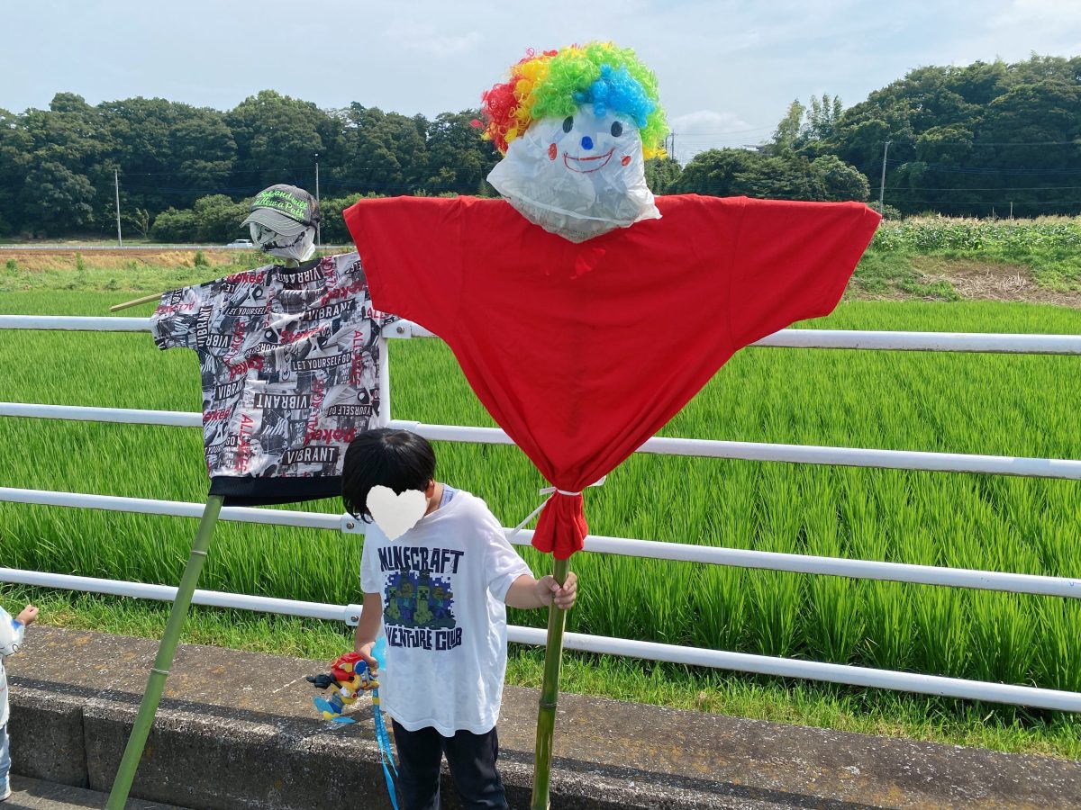 「我が家のかかし、ついに完成！」 参加前からデザインを考えていた息子の想いがギュッとつまった力作♩ 親子で大満足の仕上がりに！名前は『おこめまもるくん』です◎