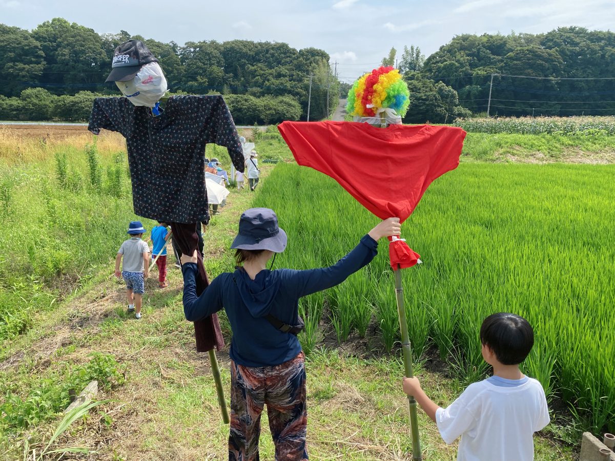 今にも歩き出しそう！？ 田んぼへ向かう後ろ姿に、かかしの“生命力”を感じる一枚