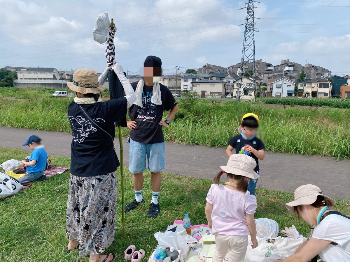 倒れないように、まっすぐピシッと！ パパママも真剣な眼差しでサポート中