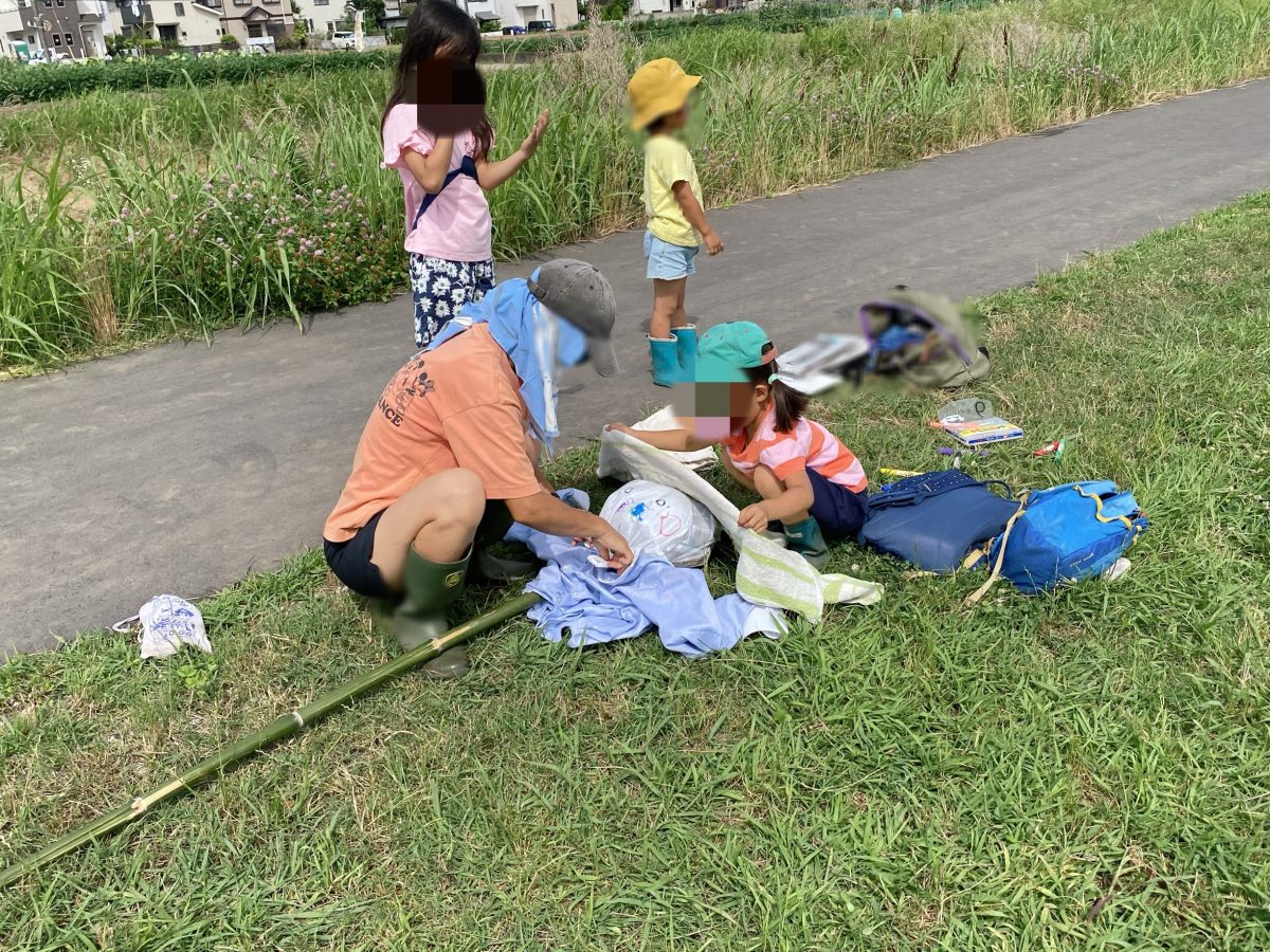 「雨にも風にも負けないようにね」 1つ1つていねいに…かかしづくりは愛情たっぷりの共同作業