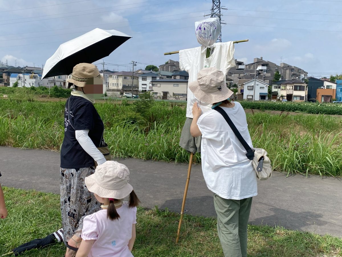 「できたー！」 自分たちでつくったかかしをじっと見つめて、達成感いっぱいの笑顔