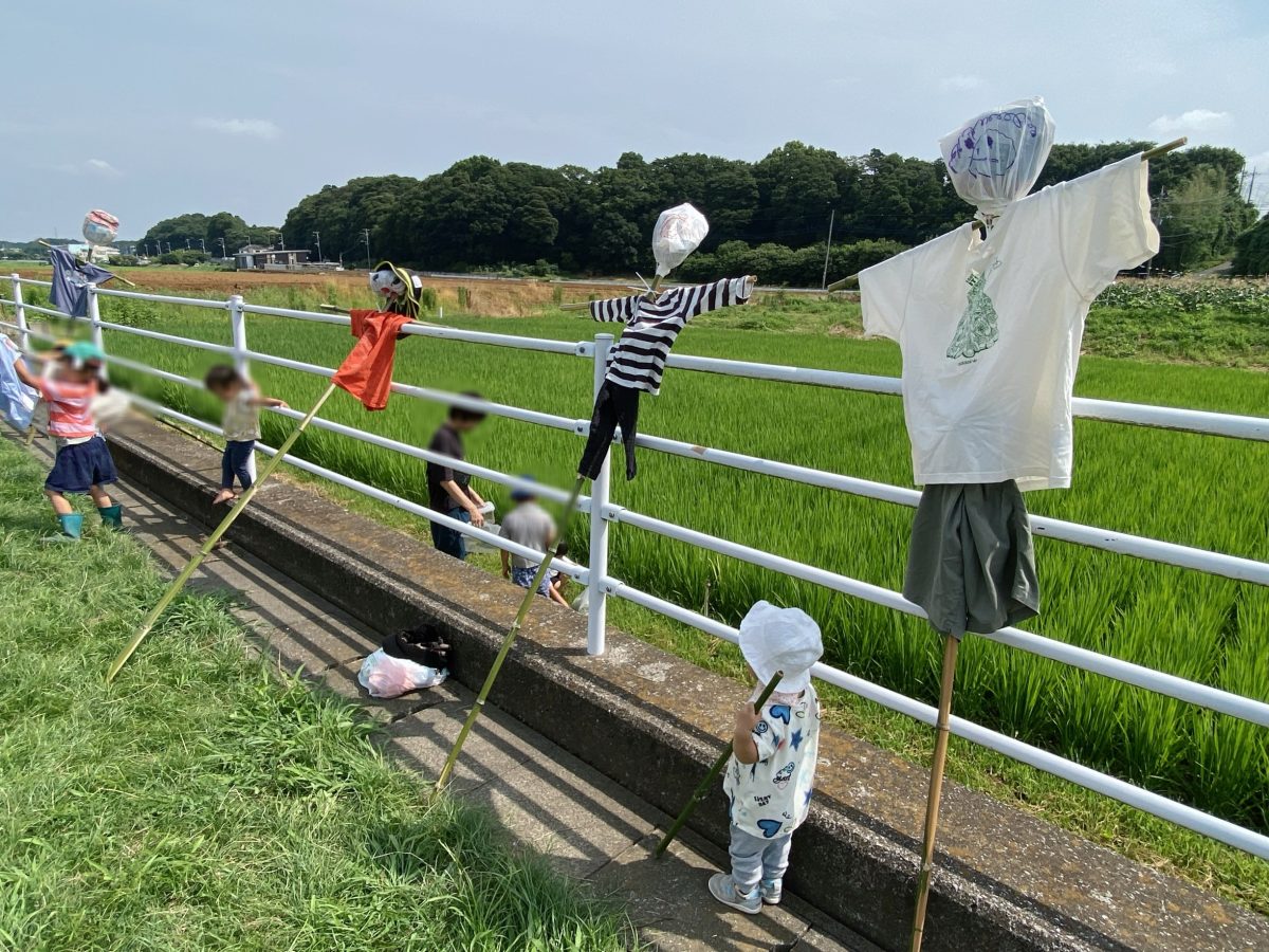 完成したかかしたちは続々と田んぼ前の柵にお披露目！ どれも個性たっぷり、力作ぞろいで見応え十分◎