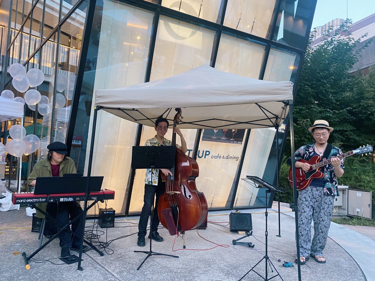 【K.Y.E】ステージに現れた瞬間、「かっこいい！」と会場からも声が！心地よく染み入るようなK.Y.Eさんの演奏は、 ちょうどフードを楽しみ、お酒を片手にほっと一息つきたい時間帯にぴったり
