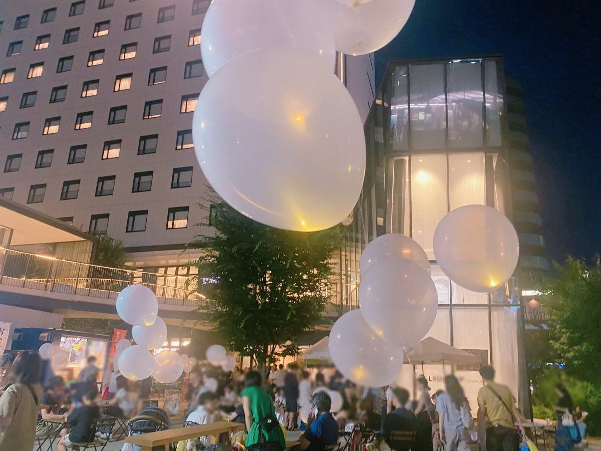 光を閉じ込めたバルーンが、夜の会場をやさしく照らしました