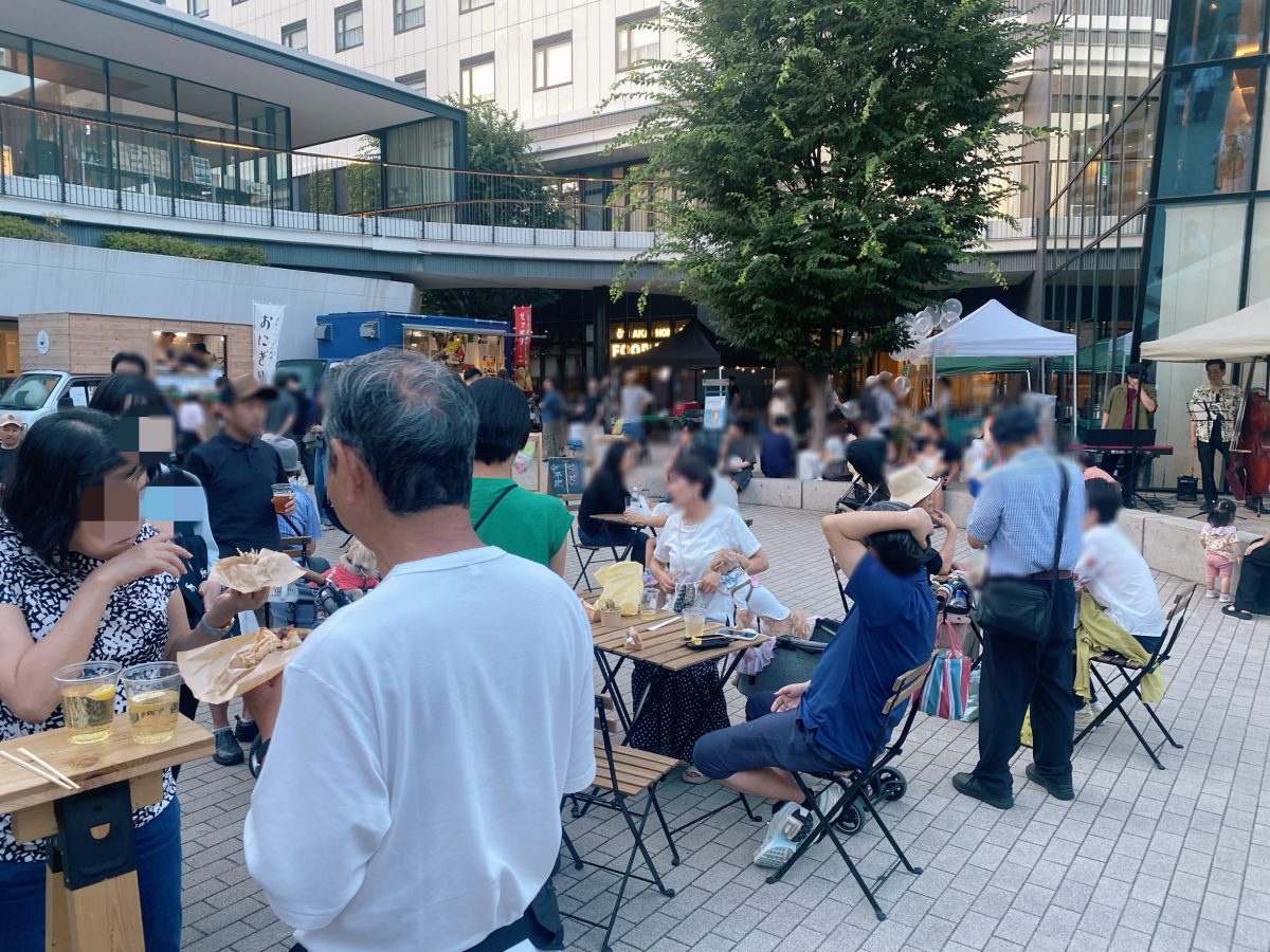 美味しいものを食べながら、ふと一息(^^)そんな瞬間が心地いい〜イスとテーブルがあるだけで、そこはもう“わが家の夜時間”に〜