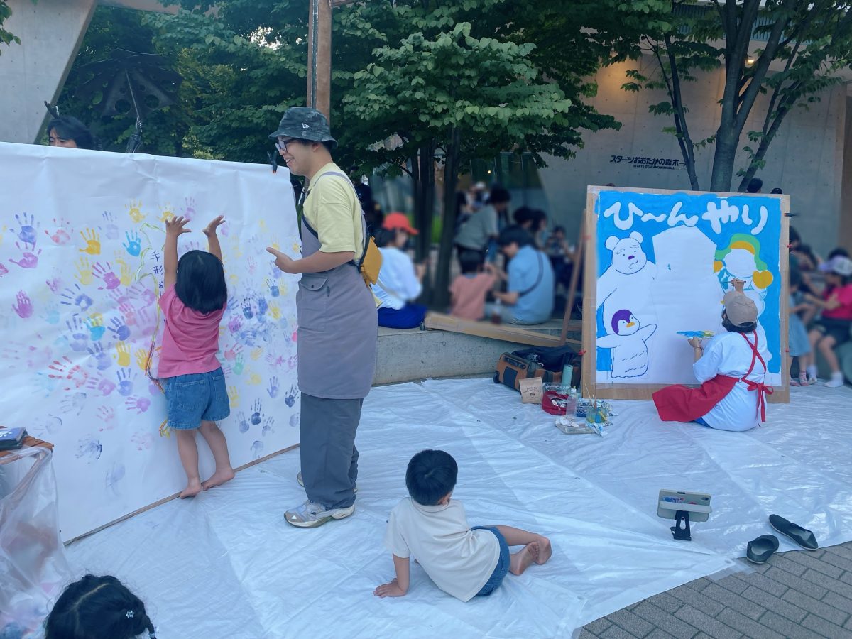 イラストが完成していく様子をじっと見ていた子どもたちは、 出来上がった作品に**“じぶんの物語”を感じていたような表情に 「見るだけ」じゃなく、“過ごす”アート空間**が心に残る時間となりました