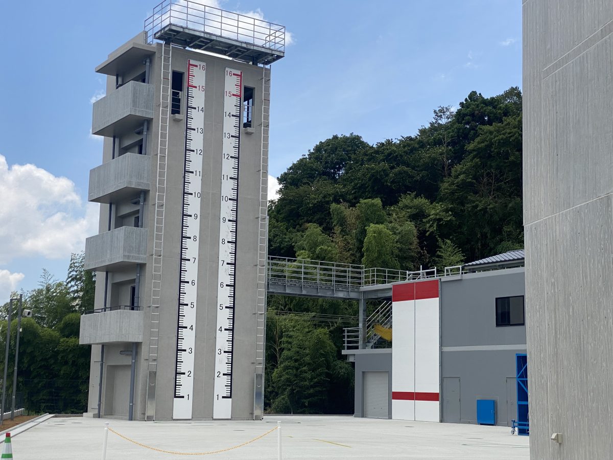 見上げるほどの高さ！これが【高層訓練棟】