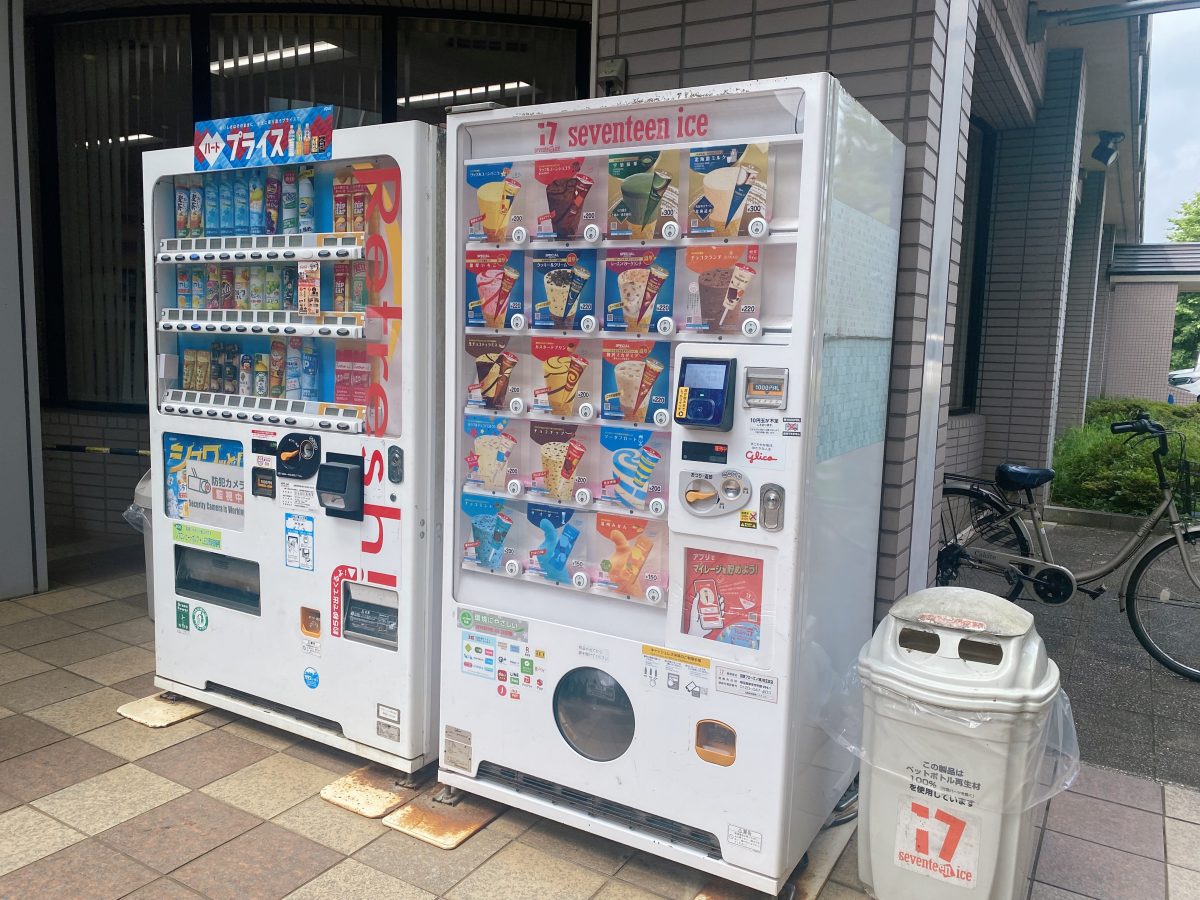 木陰ベンチでひんやりタイム！子どもたちに大人気のごほうびアイス