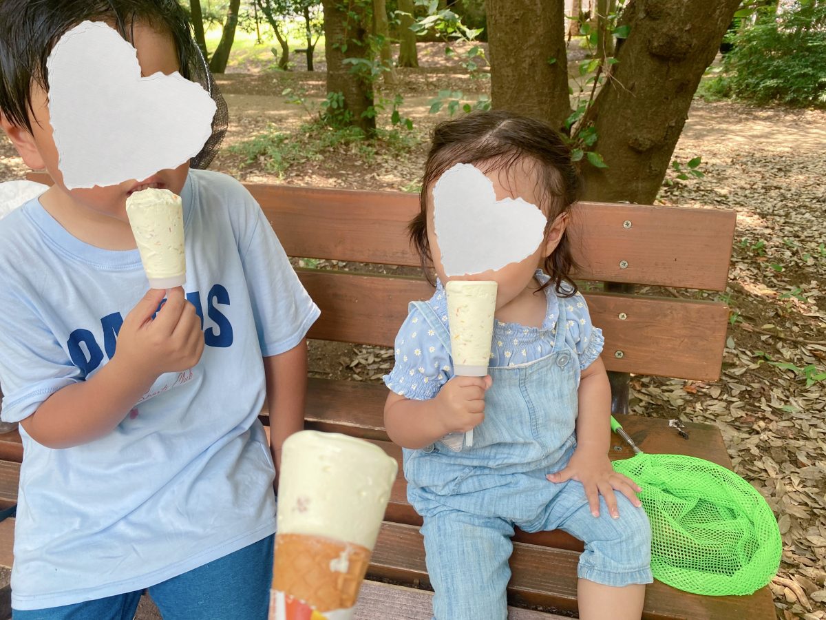 がんばったごほうびに、アイスでかんぱ〜い♡ 虫とりの合間にひんやりタイム♩