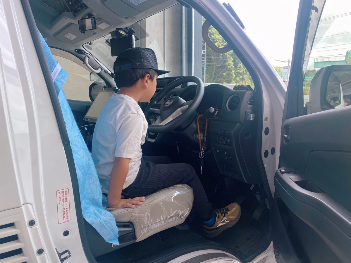 運転席に座らせてもらいドキドキ！