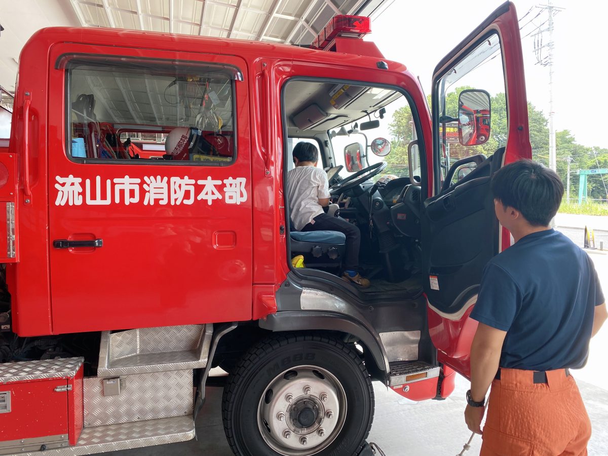 憧れの運転席に乗せてもらったよ！ 「うわぁ〜見える景色がぜんぜんちがう！」と大興奮♩将来の夢がまたひとつ近づいた瞬間！