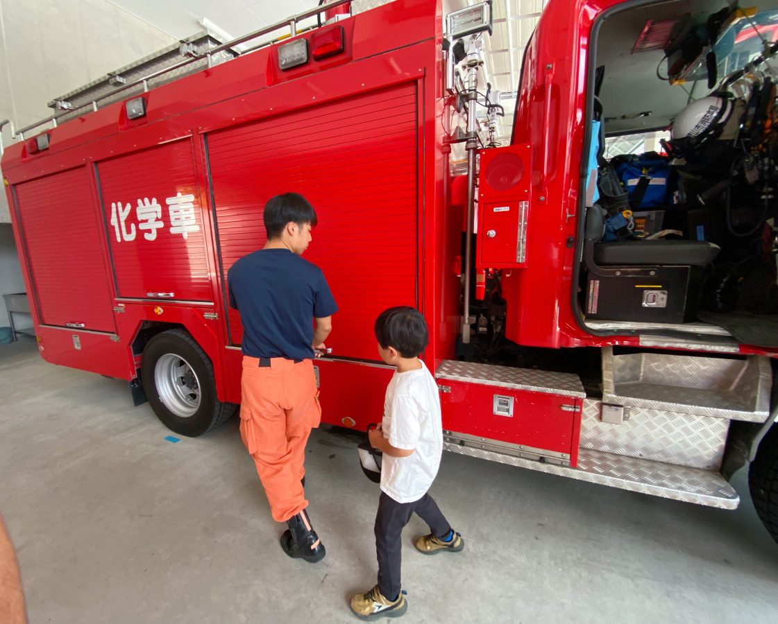 「これはね…」と丁寧に説明してくれる隊員さん 子どもの「なんで？」にやさしく答えてくれる姿に感動〜 親も思わず「へぇ〜！」の連続でした！
