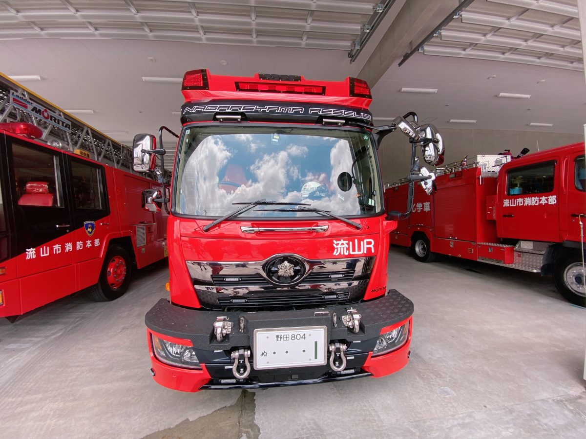 見た目からしてただ者じゃない！救助工作車にくぎづけ！その重厚な見た目に、親子で「かっこいい…」とつぶやいてしまう一台