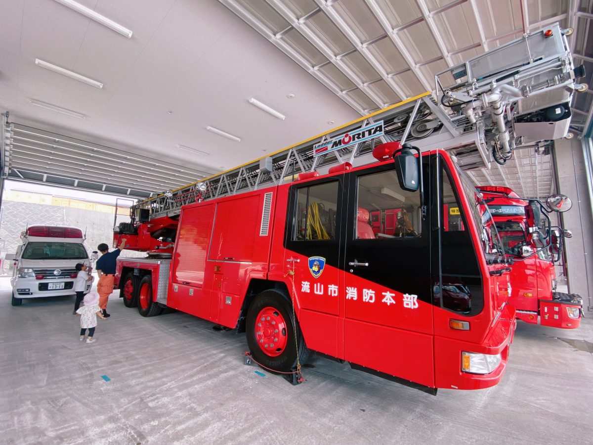 ビル13階の高さまでのびる！巨大はしご車！ 見上げるだけでドキドキ…これぞ“空のレスキュー”！ 頼もしさに親も子も圧倒されました！