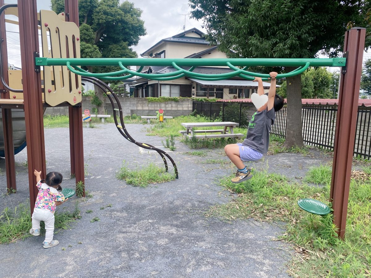 ちょっとドキドキ、でもやってみたい！うんていに挑戦中♩