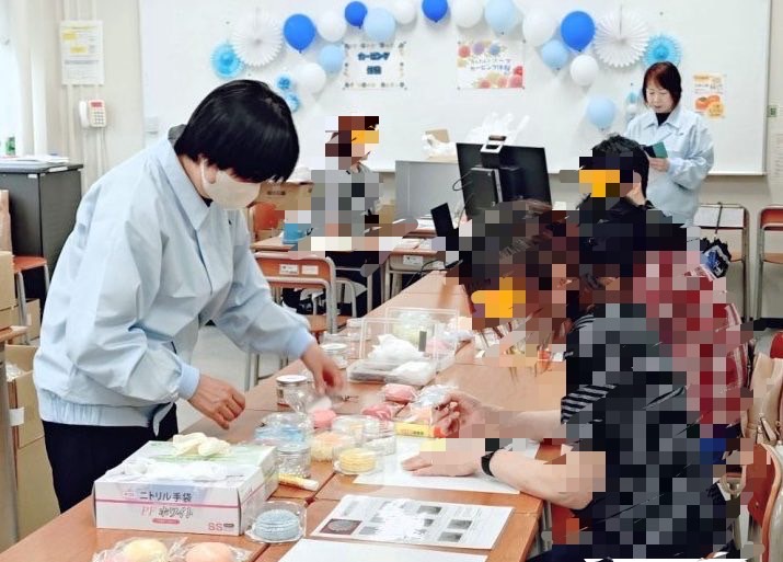 大学の一室が　体験会場　皆さん　とっても真剣だけど　楽しそう　＊画像は施設提供