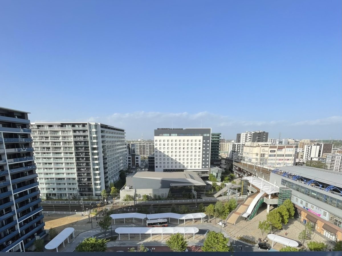流山おおたかの森駅西口にあるアゼリアテラス屋上からホールを望んだ写真です。