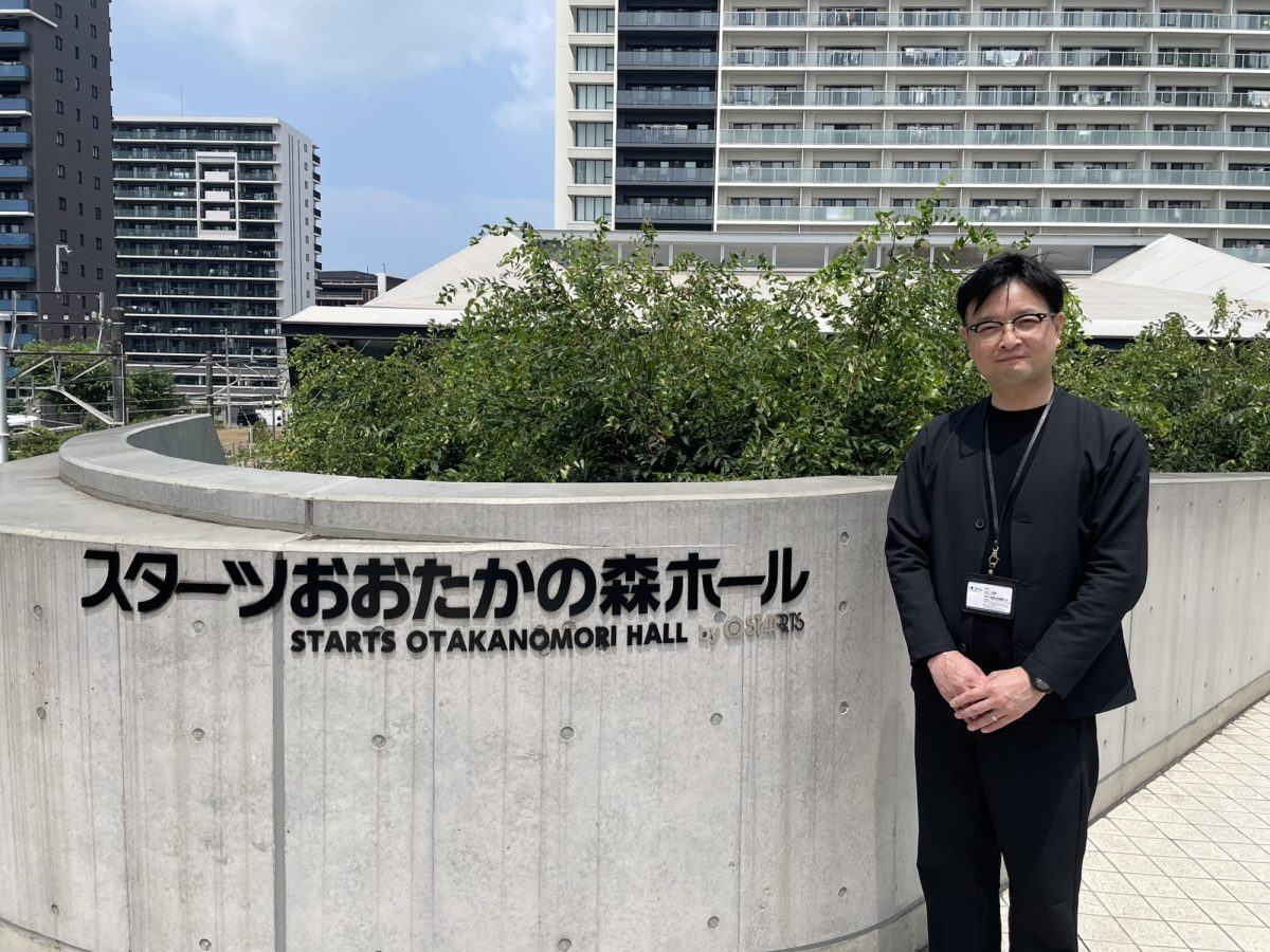 今朝、仲間に撮ってもらいました。つぶやく副施設長近影。