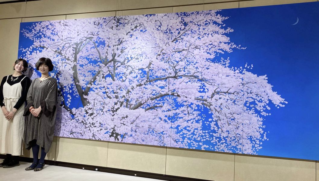 盟友・小川紗綾佳さんとともに「蒼天」の前で撮影したショット。2021年銀座柳画廊にて。
