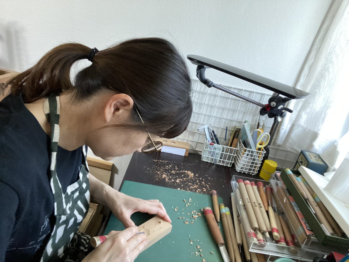 作業中の浅井 千絵さん