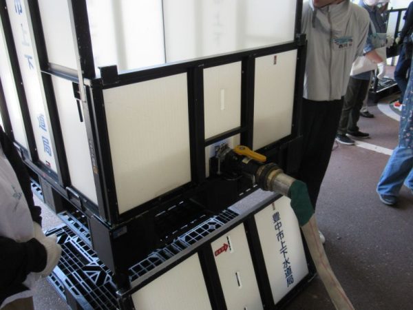 給水車から給水タンクへ