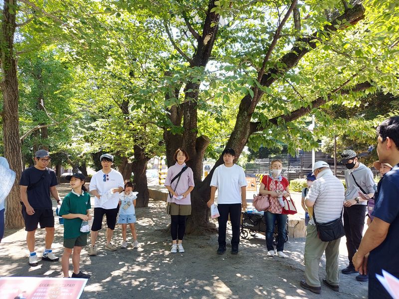 イベントの説明をする高田さん（中央右）と菅野さん（中央左）。高田さんは23歳（芝浦工業大学大学院2年生）という若さで、今年度、明原町会副会長に就任したばかり。