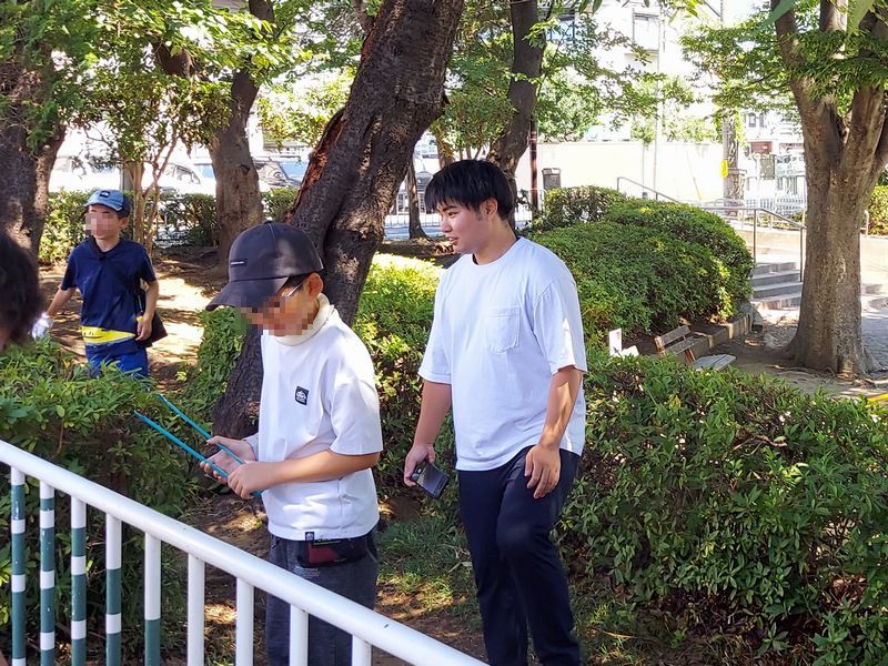 「高田さんはゴミ拾いに参加しないんですか？」と尋ねると、「遅れてきた人のために、主催者のひとりはフリーの立場でいるんです」と高田さん。