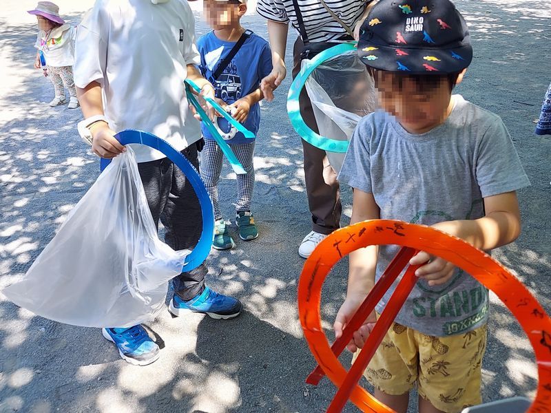 CCCでは、ゴミ袋の口を開けたままにする清掃用具「ワッポイ」が必須アイテム。高田さんと菅野さんがプラダンを切ってスプレーを吹きかけ、手作り“ワッポイ”を用意しました。