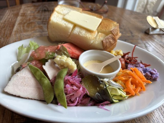 【白鷺】彩り鮮やかで元気になるランチプレート＆セレクトショップ「カフェ ユリノモリ」