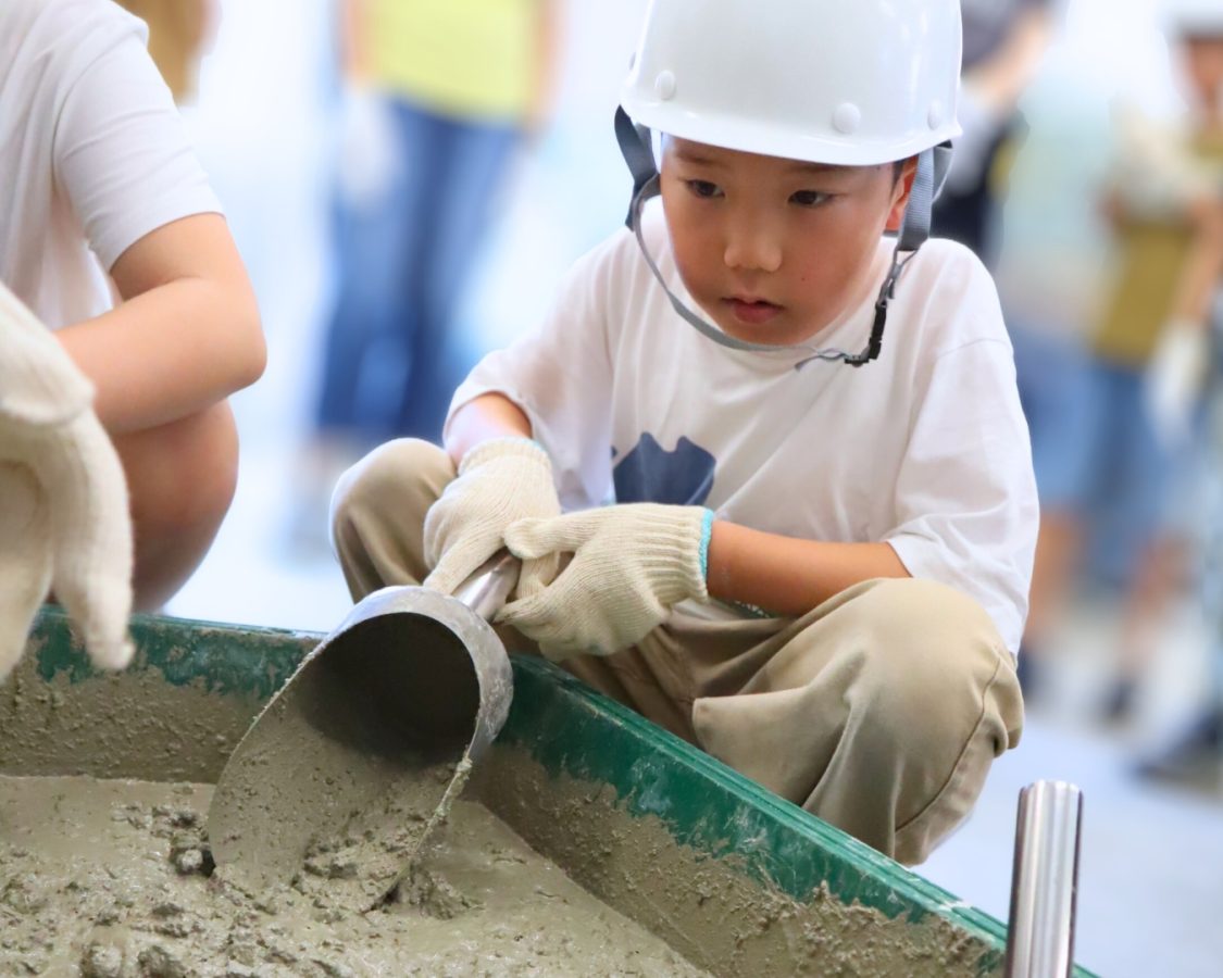生コンを触ったよ！砂場の砂とは違ってずっしり重かった！
