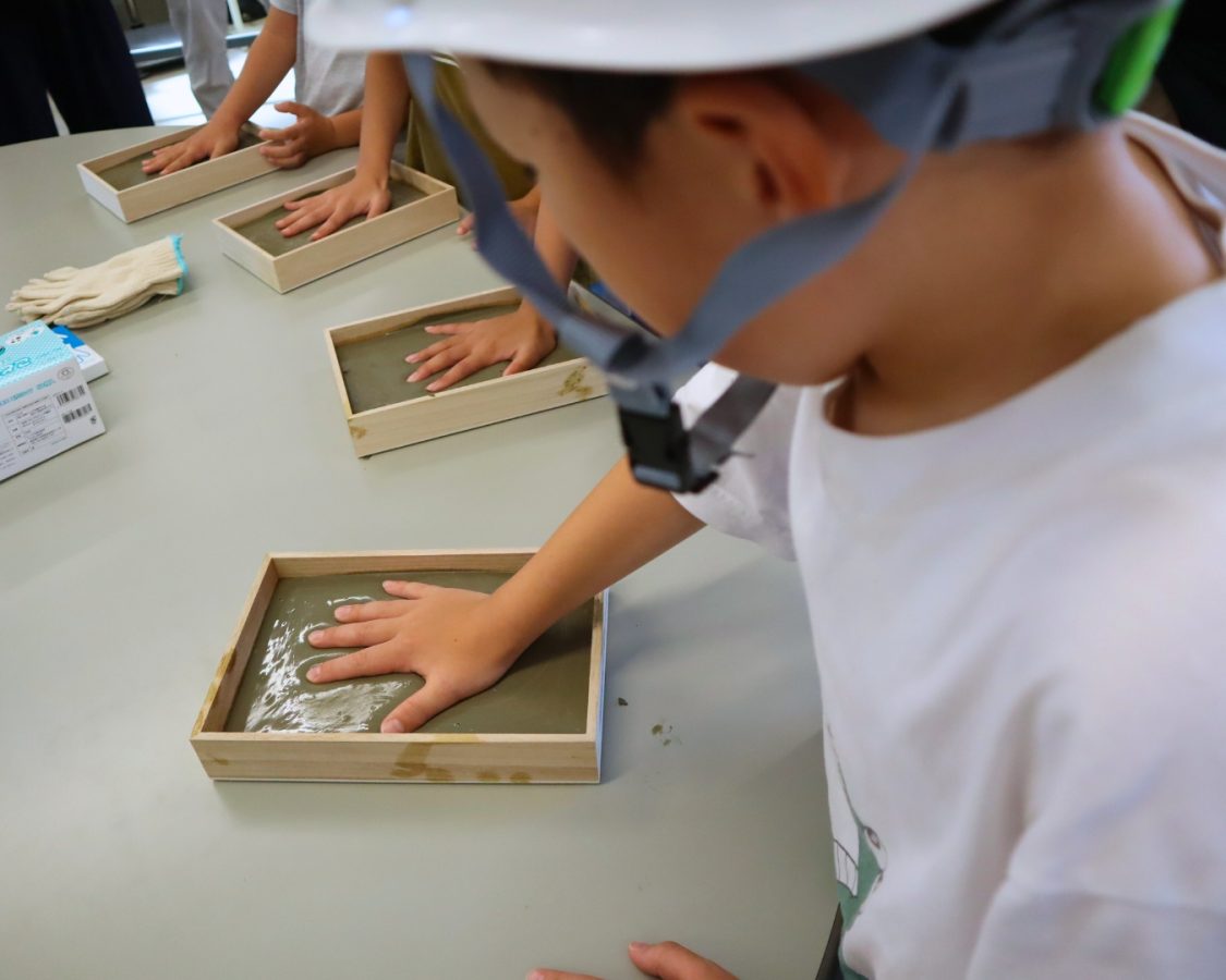 生コンで手形を作ったよ！