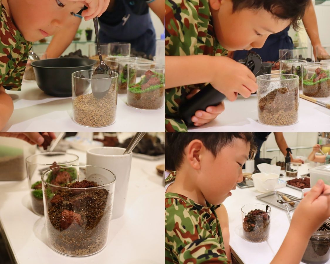 土で傾斜をつけて石を並べ、苔を植えていきます
