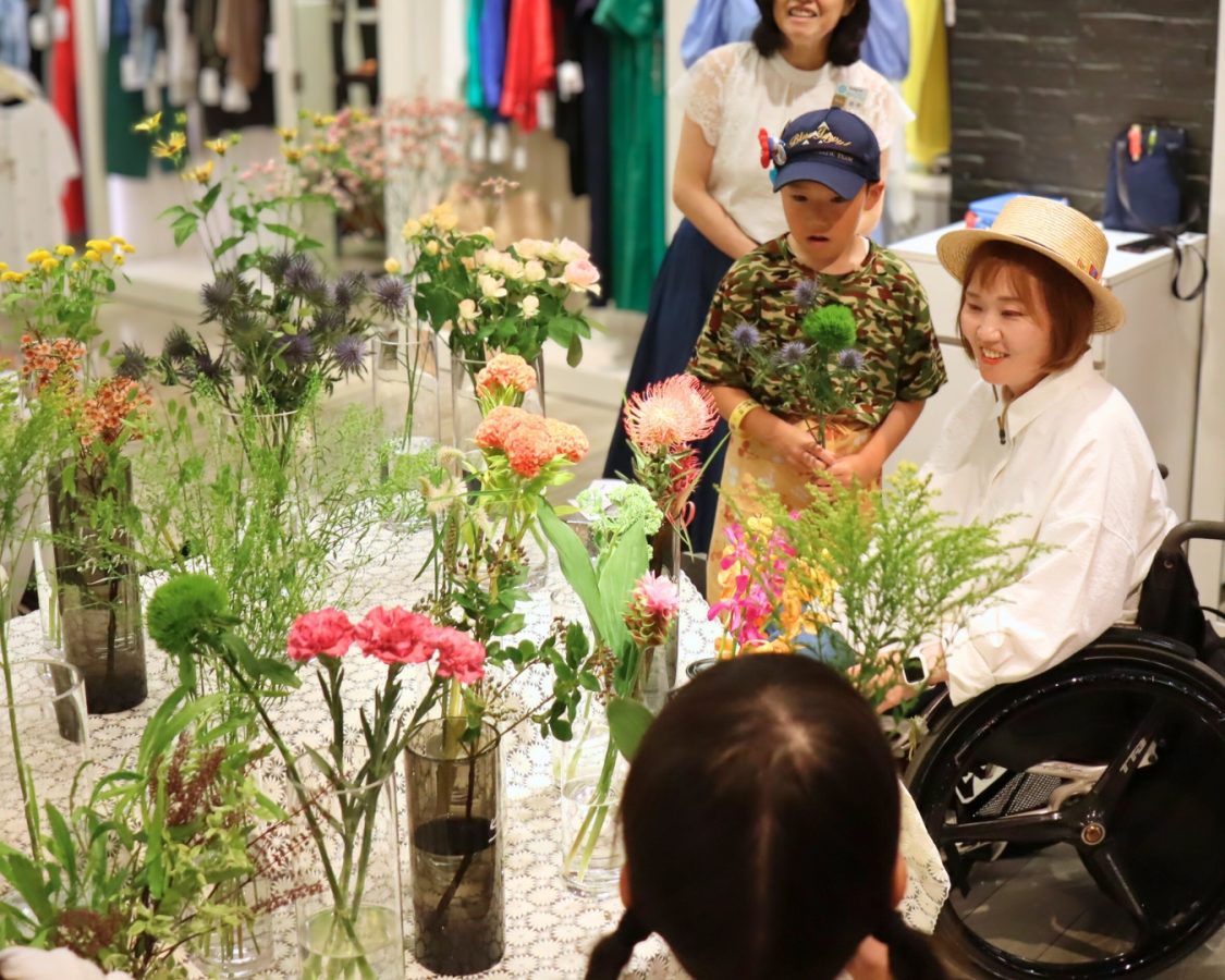 お客さん（ママ）の希望を聞きながら、花を選んでいきます