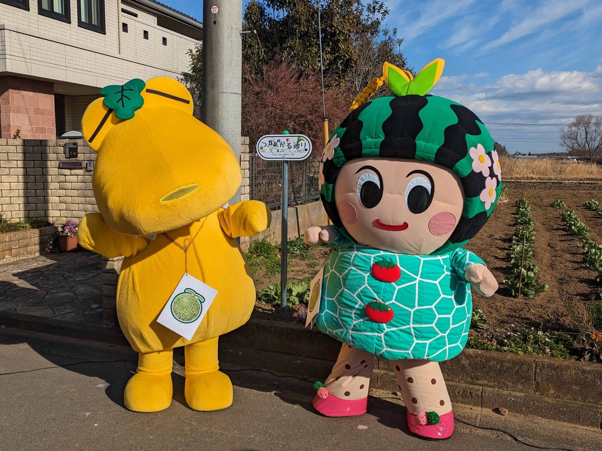 「つ.na.がる通り」の銘板設置セレモニーにはカニワニ君とつがーるちゃんも登場しました。中央奥に通りの銘板。