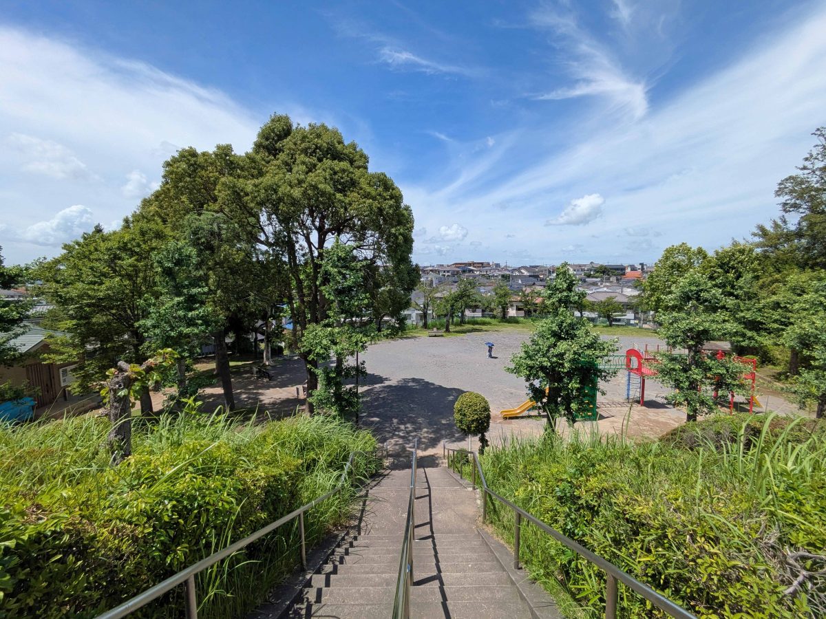 南側からは階段を下って公園へ