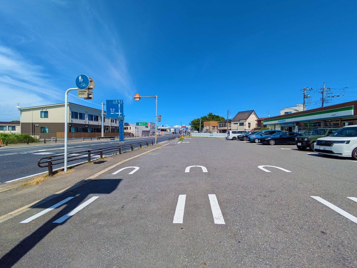 国道6号線（左）とファミリーマート北柏台店（右）