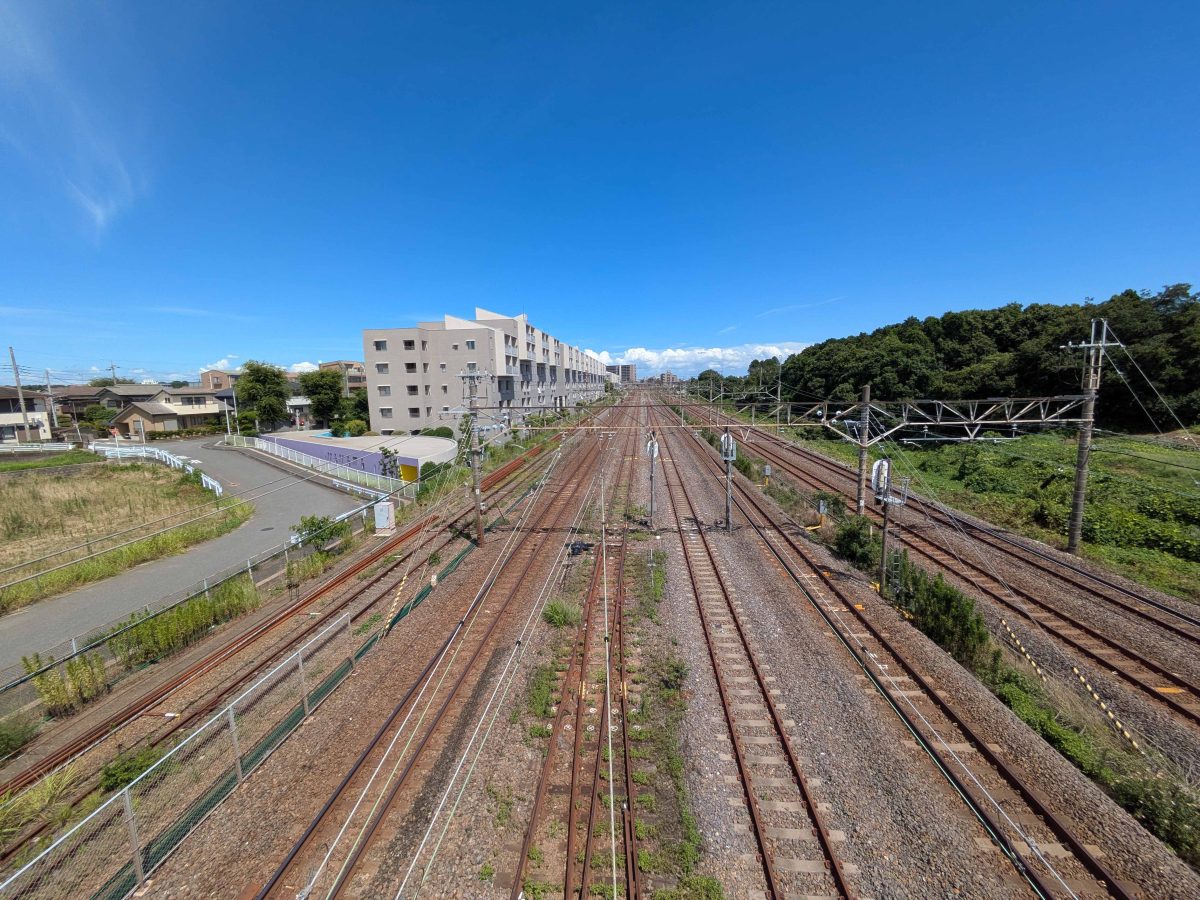 ＪＲ常磐線を南北に跨ぐ連絡橋から見た様子。左奥が柏市北柏台方面、右側が柏市北柏や我孫子市根戸方面。