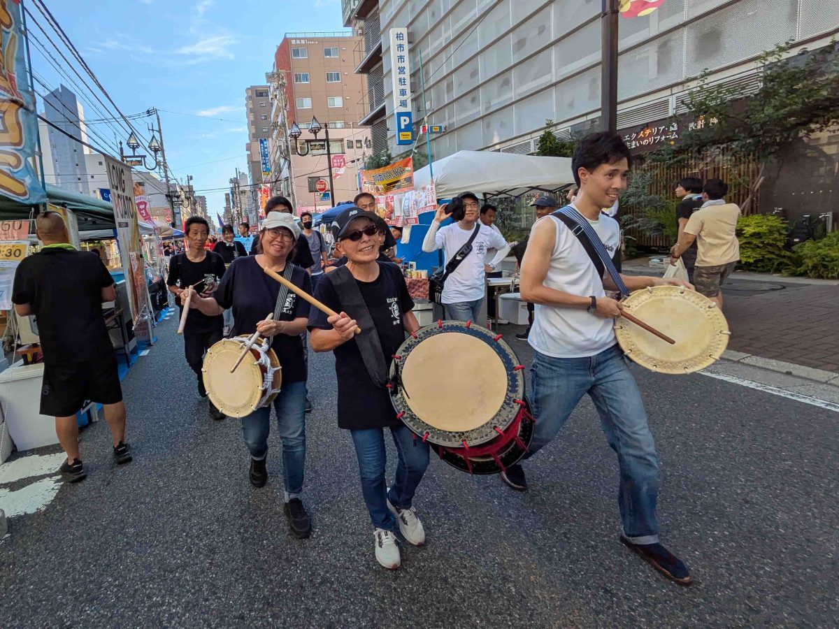 東口のオープニングパレードに参加した南増尾太鼓の皆さん