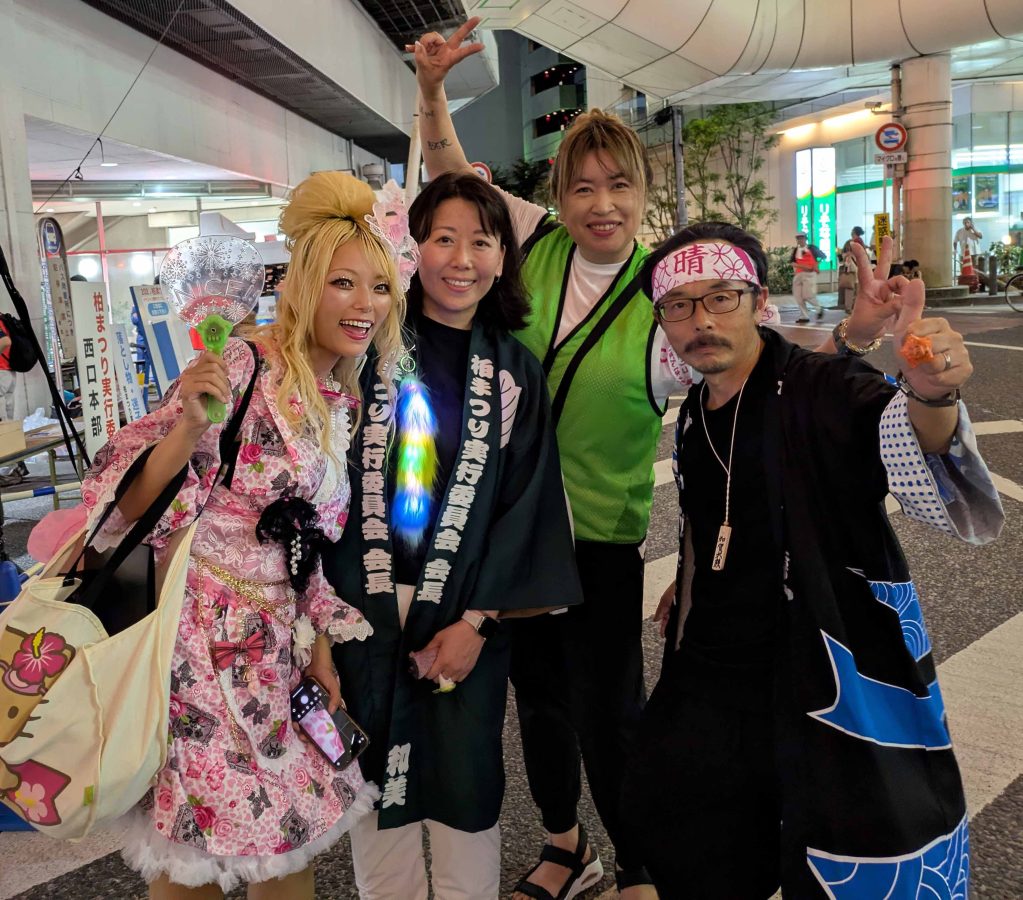 左から、西口ステージでMCを務めた湯上響花さん、柏市長の太田さん、柏駅西口商店会会長の長さん、盆おどらー