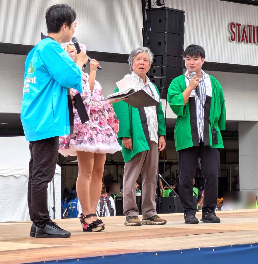 柏おどりのレクチャーに登壇した明原町会。マイクを持つ副会長（写真右）、その左隣は町会長。