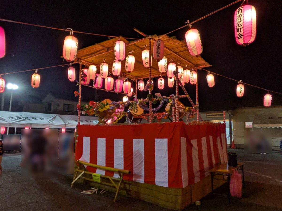 南増尾町会の盆踊り会場（南増尾ふるさと会館駐車場）の櫓