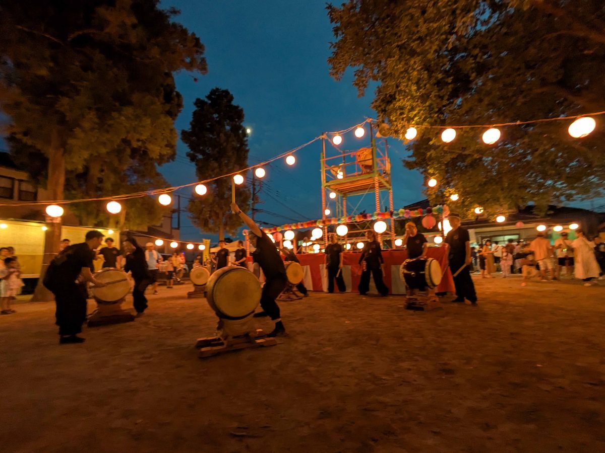 ひとみ会さんによる太鼓の演舞。東豊住の盆踊りにて