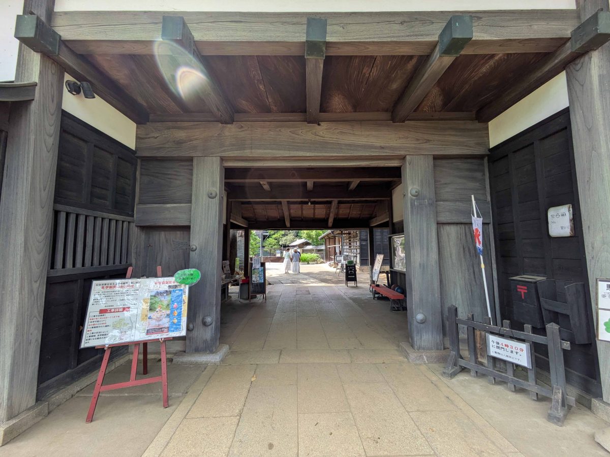 長屋門の中央が旧吉田家住宅への出入口