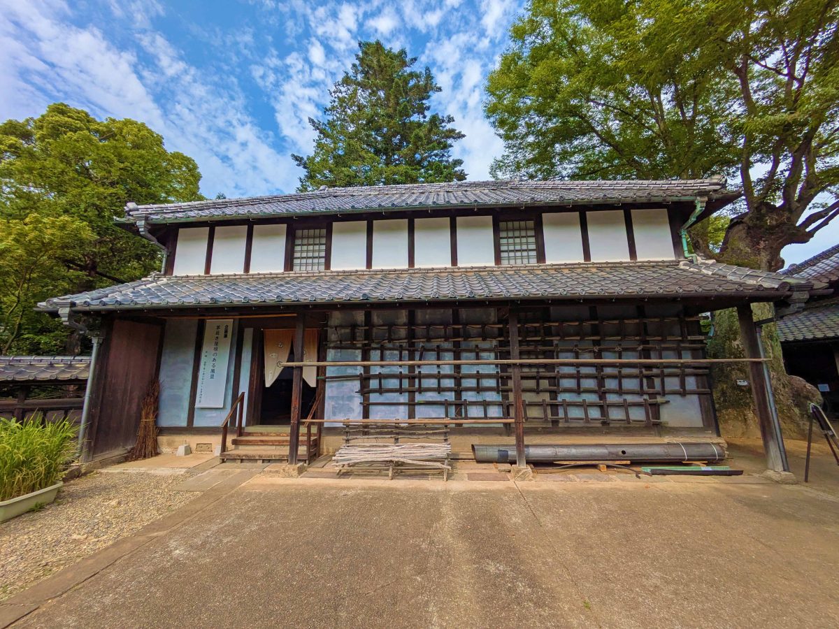 門をくぐって右斜め前方には新蔵ギャラリー。ここで企画展「茅葺き屋根のある風景」を開催中。