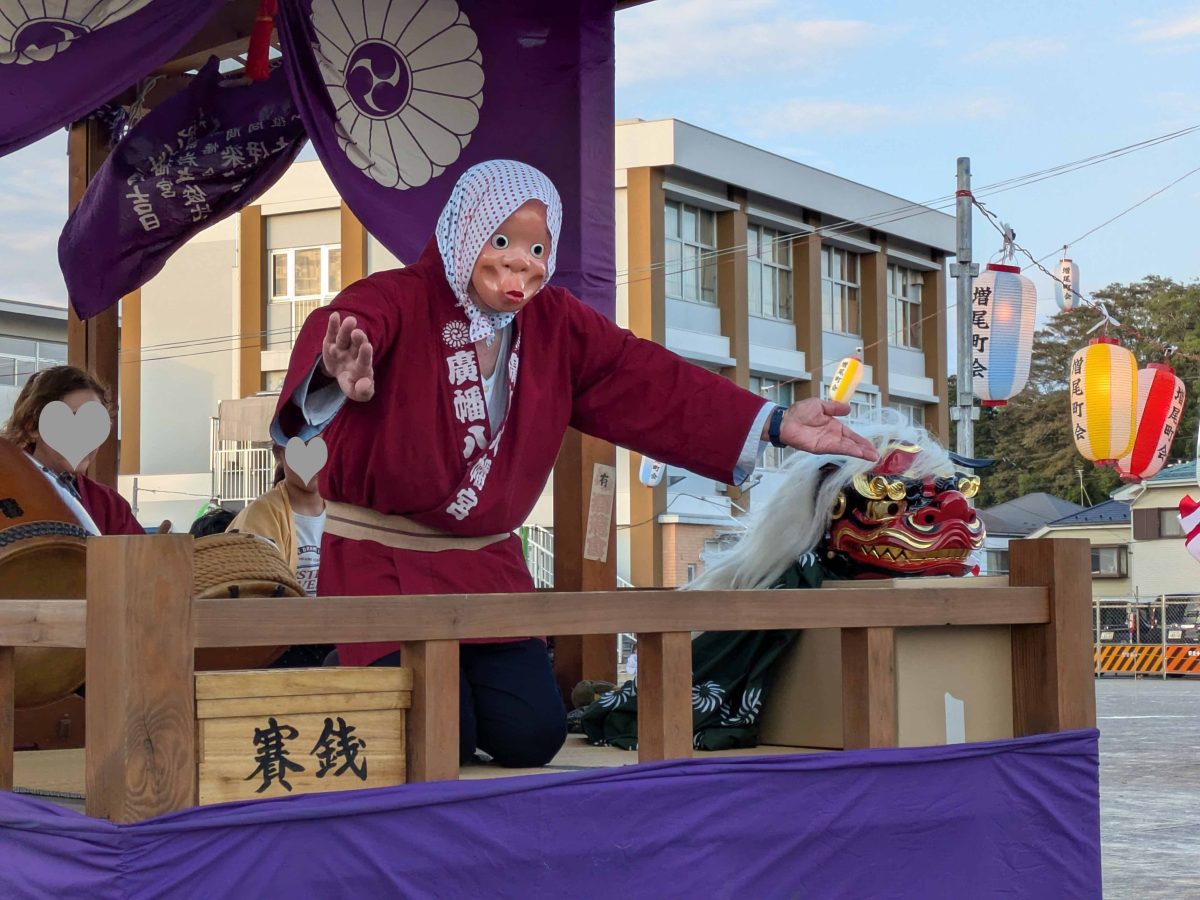 盆踊りの前にはお囃子をやっていました。