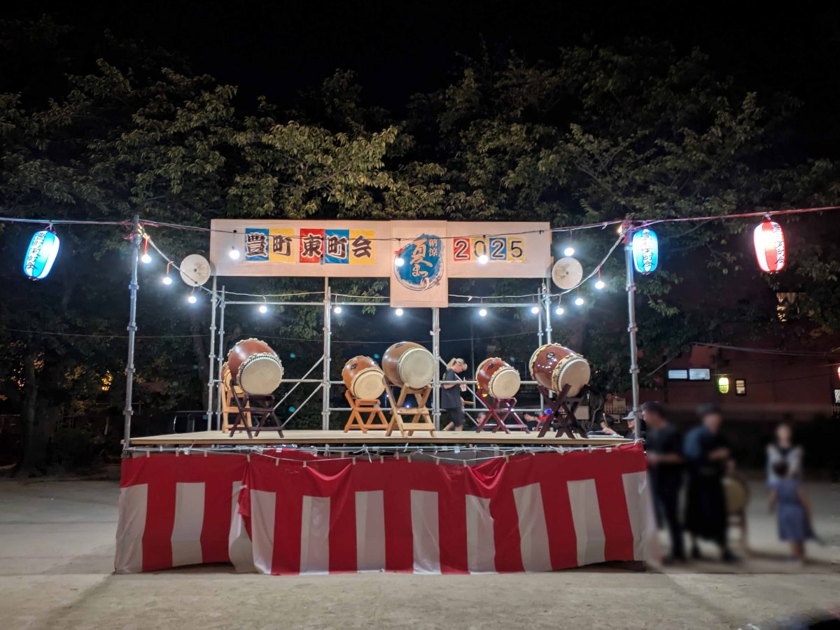 豊小校庭に設けられた櫓。二日間にわたる盆踊り終了後に撮影。